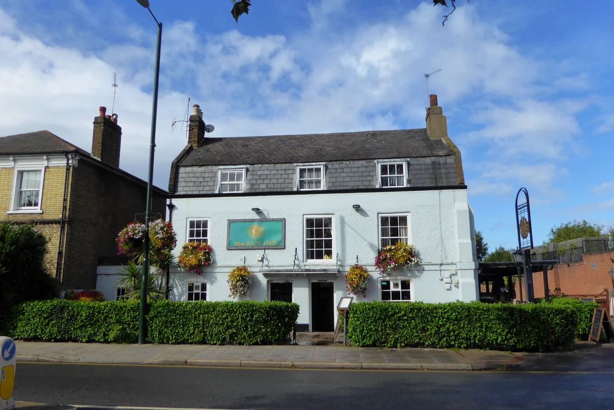 Паб The Sun Inn — историческое здание Grade II на Чёрч-Роуд в Барнсе