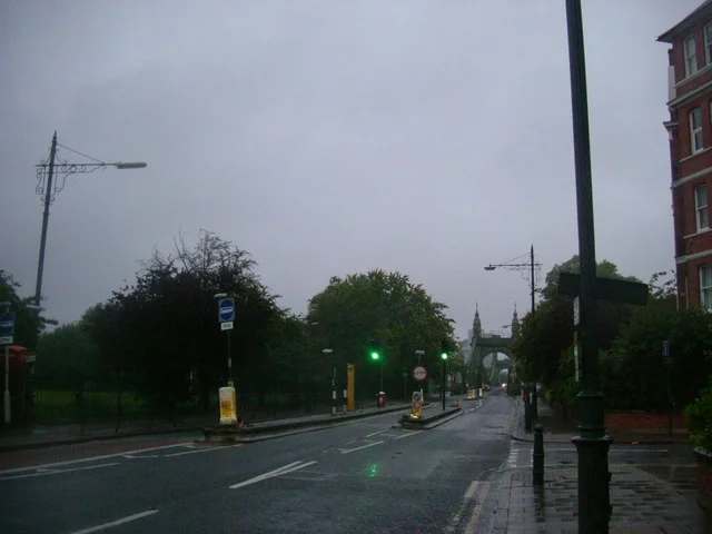 Дорога Кастельно (A306) в Барнсе, вид в сторону моста Хаммерсмит