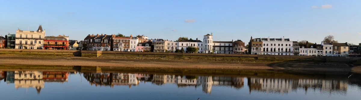 Террас в Барнсе, вид с берега Чизика через Темзу