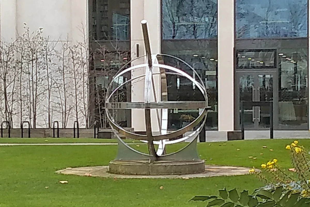 Скульптура армиллярной сферы школы Сент-Полс, вид с набережной Темзы