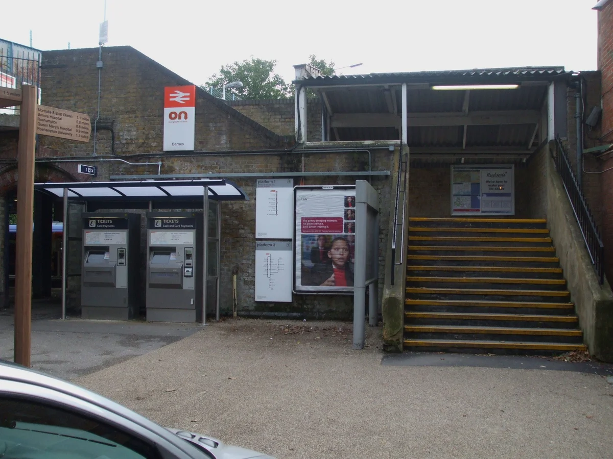 Северный вход на станцию Барнс — главная железнодорожная связь с центром Лондона